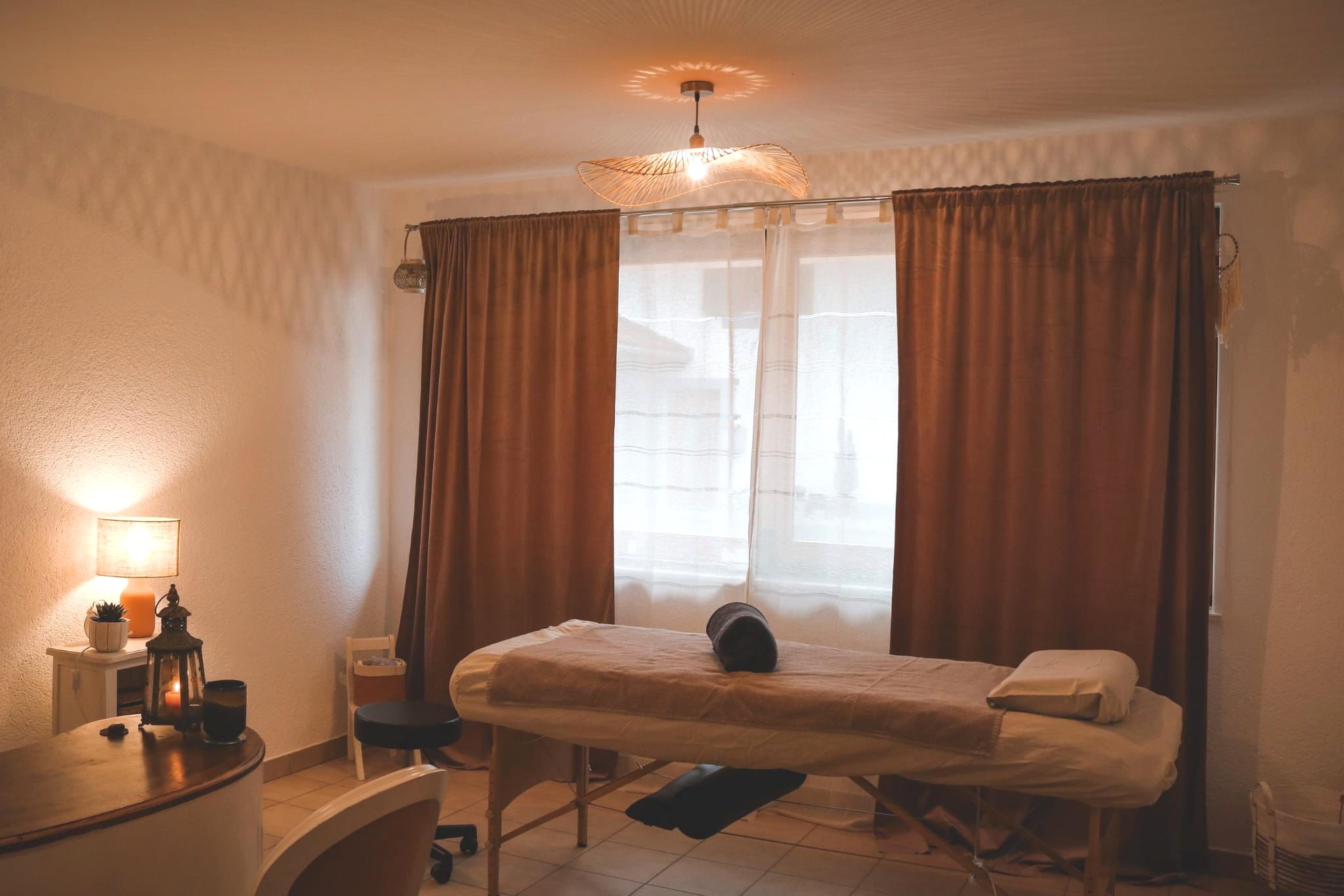 Salle de massage apaisante et lumineuse