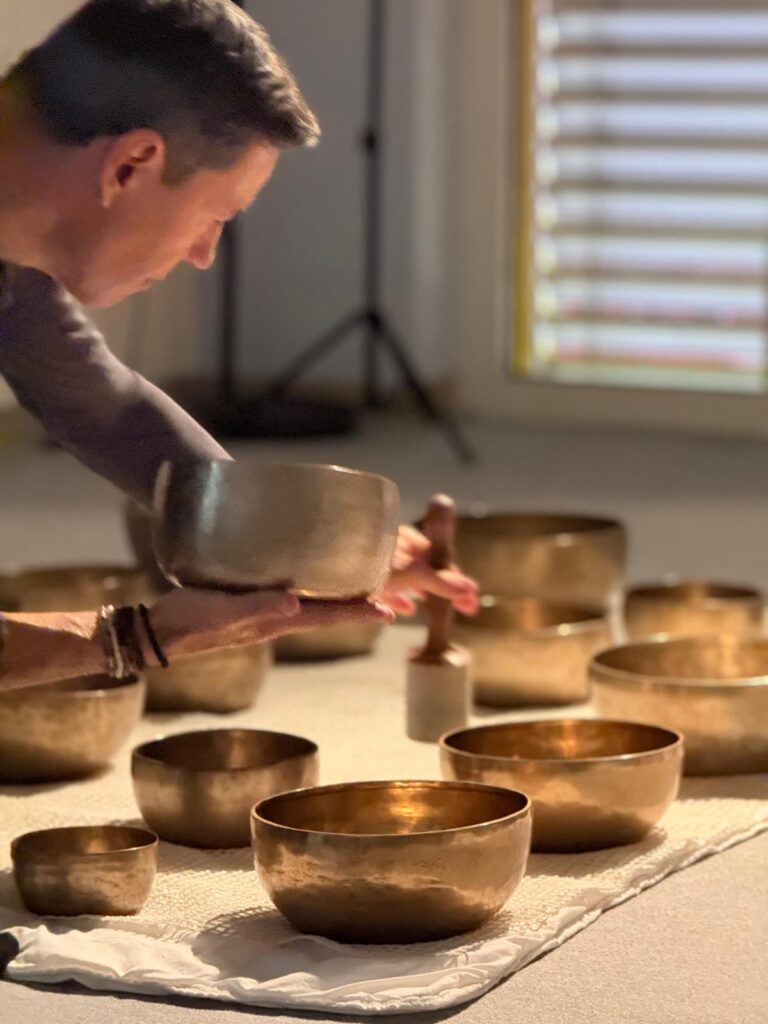 Personne manipulant des bols chantants.