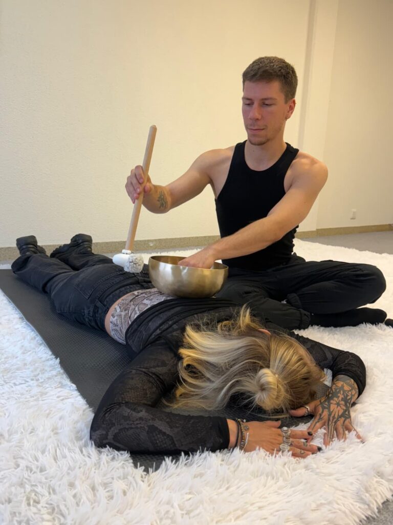 Séance de relaxation avec bol tibétain.